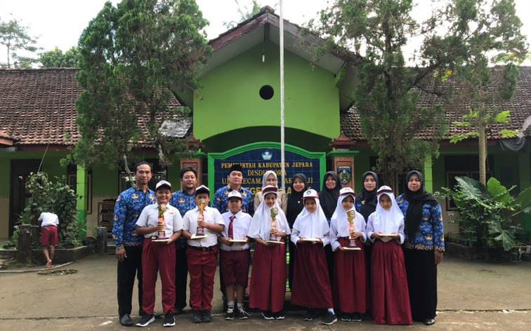 Penyerahan Piala Siswa Berprestasi